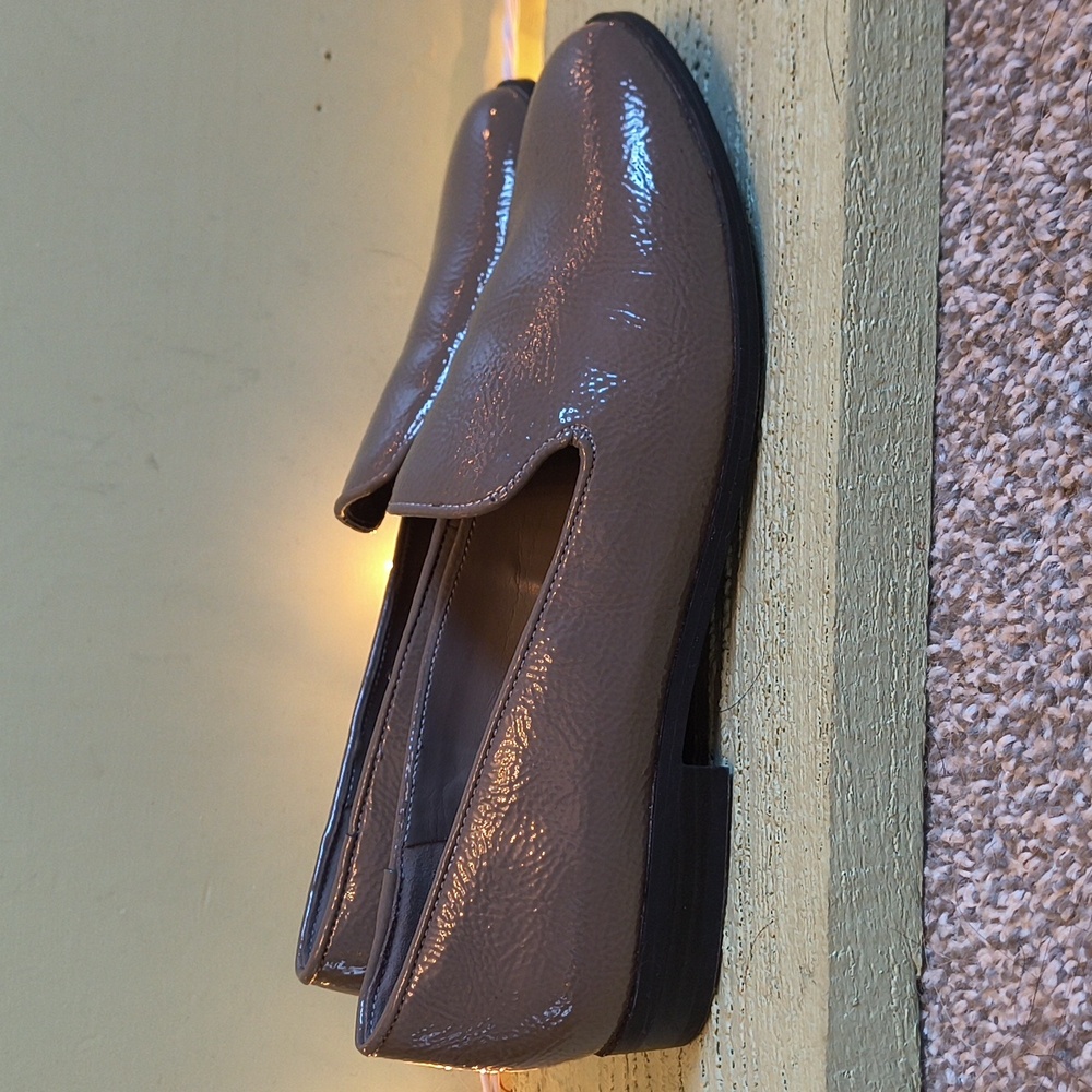 Women's Bandolino Flat Loafer Slip On Grey Taupe Patent Leather 6½ - Picture 2 of 11